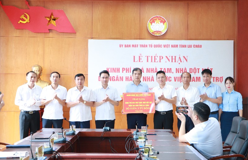 Tiếp nhận kinh phí xóa nhà tạm, nhà dột nát