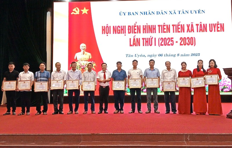 8 tập thể, 5 hộ gia đình, 34 cá nhân điển hình tiên tiến được biểu dương, khen thưởng