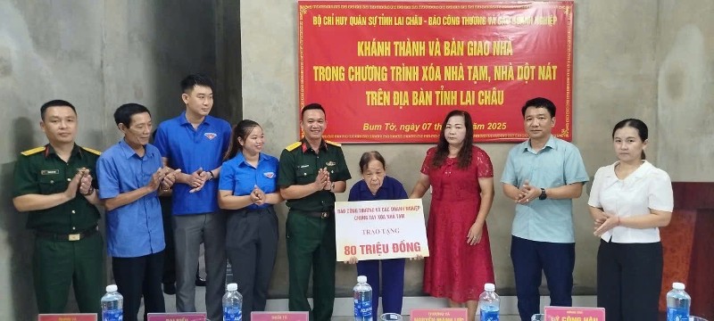 Khánh thành và bàn giao nhà cho hộ có hoàn cảnh đặc biệt khó khăn
