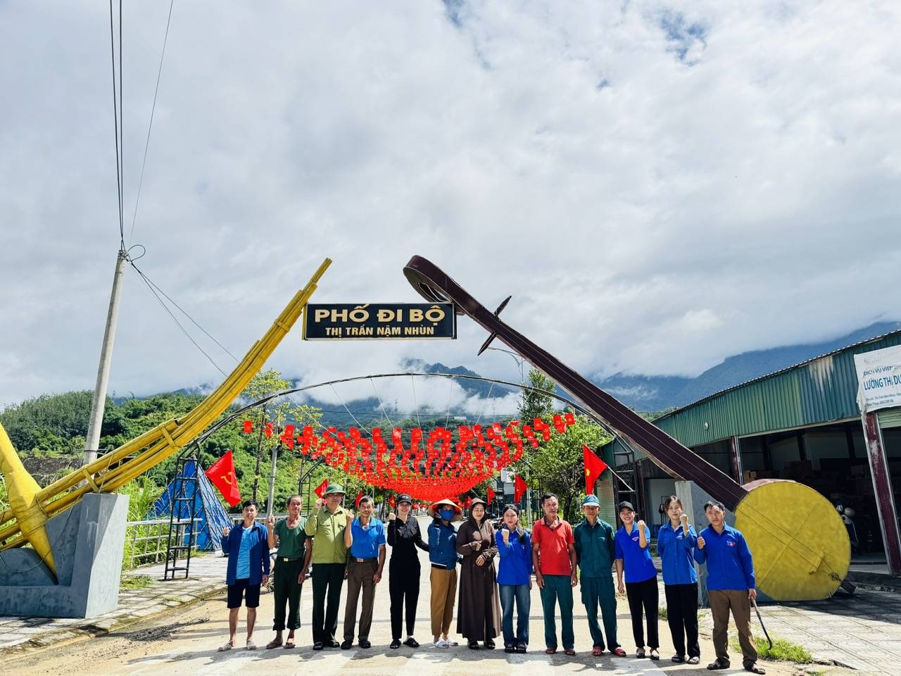 “Con đường cờ” chào mừng Đại hội đại biểu xã Nậm Hàng lần thứ nhất được hoàn thành trong sang 9/8.