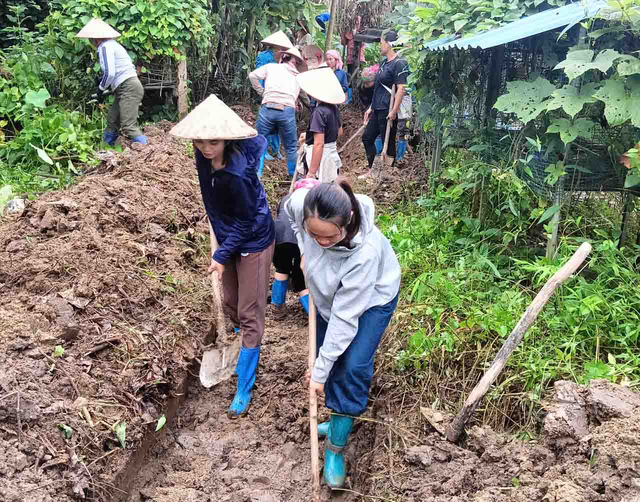 Người dân các bản tích cực tham gia dọn dẹp các khu dân cư.