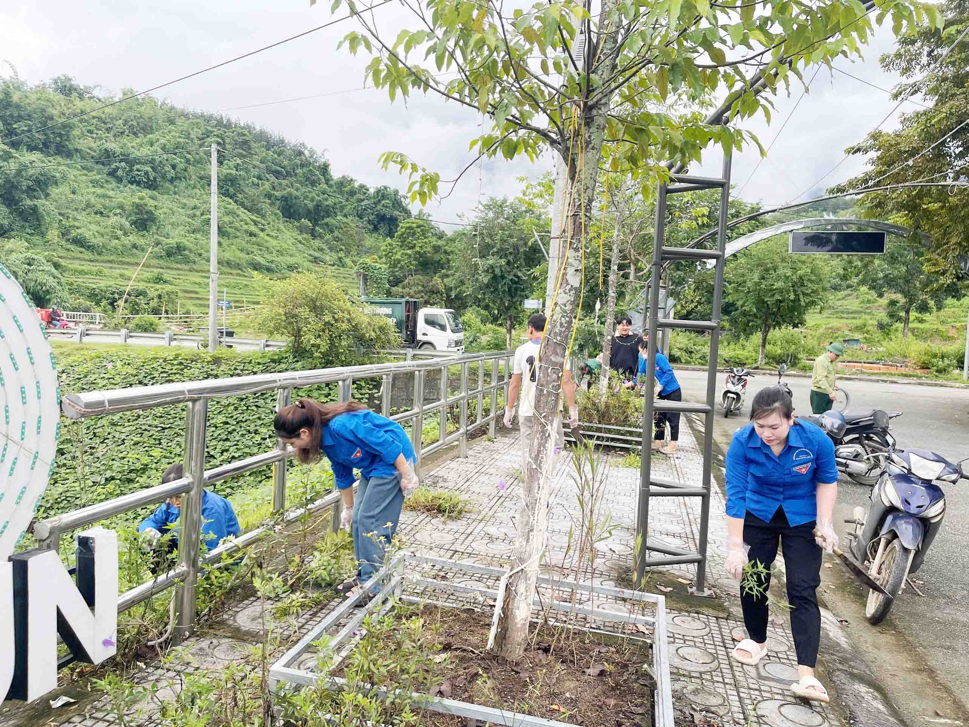 Lực lượng đoàn viên thanh niên tham gia dọn dẹp môi trường chào mừng Đại hội Đảng bộ xã Nậm Hàng.