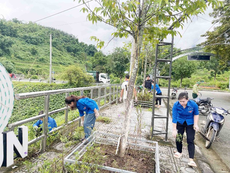 Ra quân lao động, tổng vệ sinh các khu dân cư chào mừng Đại hội Đại biểu Đảng bộ xã Nậm Hàng