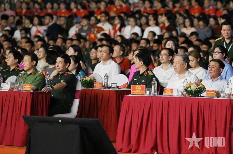Tổng Bí thư Tô Lâm dự chương trình “Dưới cờ vinh quang”
