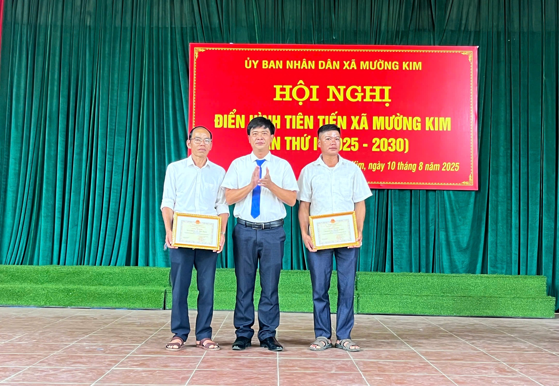 Đồng chí Vũ Văn Nội - Phó Bí thư Đảng ủy, Chủ tịch UBND xã Mường Kim tặng giấy khen cho các hộ gia đình.