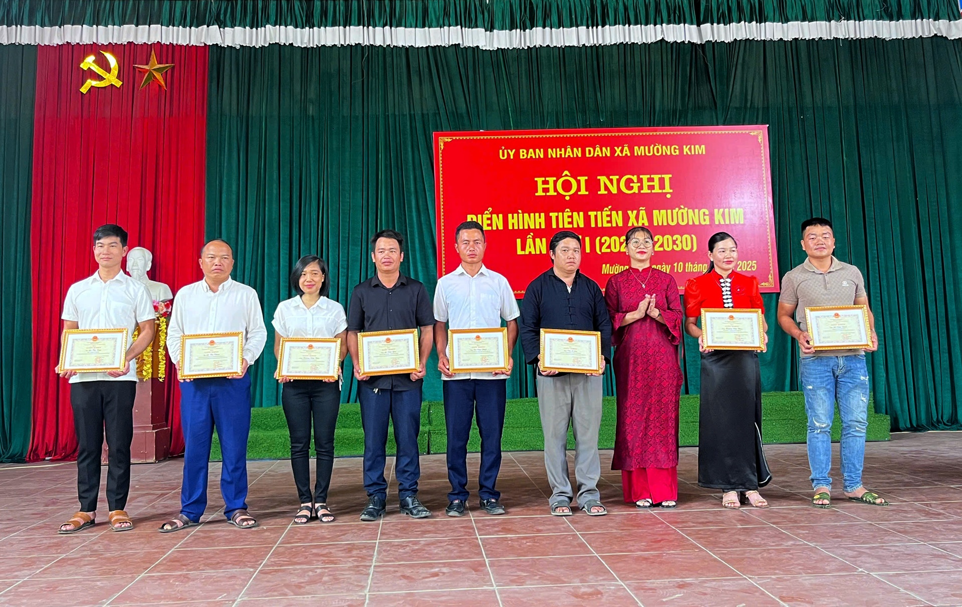 Đồng chí Hoàng Thị Vân Quỳnh - Phó Chủ tịch HĐND xã Mường Kim tặng giấy khen cho các cá nhân. 