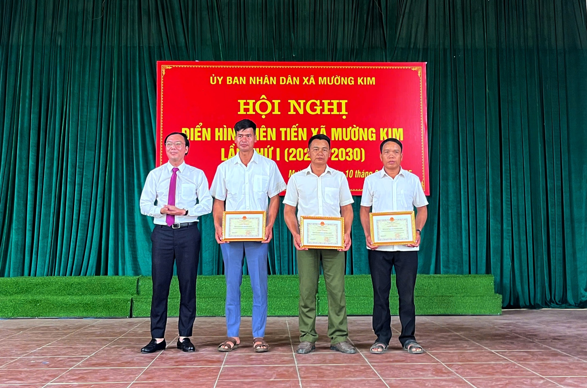 Đồng chí Đoàn Văn Đạt - Phó Bí thư Thường trực Đảng ủy xã Mường Kim tặng giấy khen cho các tập thể.