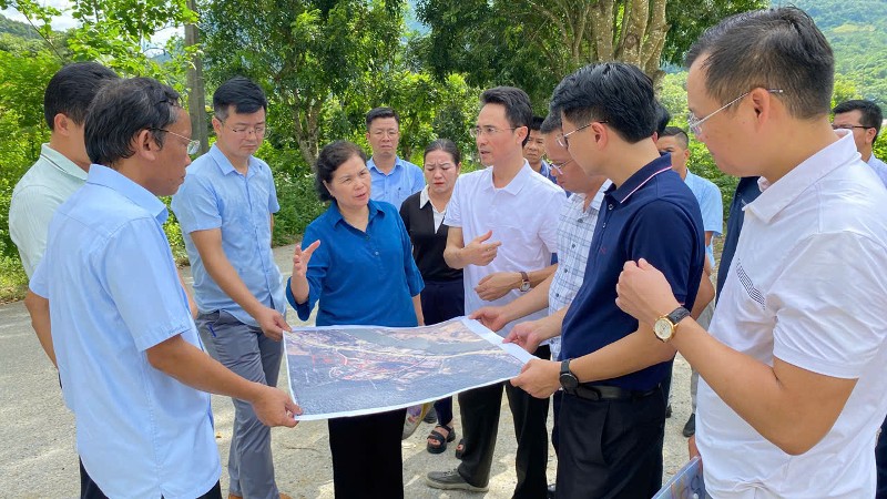 Bí thư Tỉnh ủy Giàng Páo Mỷ kiểm tra phương án xây dựng Trường Phổ thông nội trú liên cấp Tiểu học và THCS xã Phong Thổ