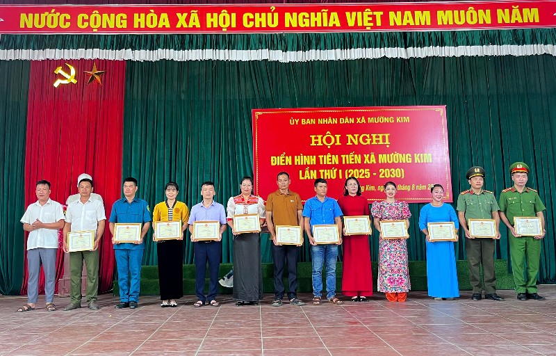 4 tập thể, 33 cá nhân, 4 hộ gia đình được khen thưởng