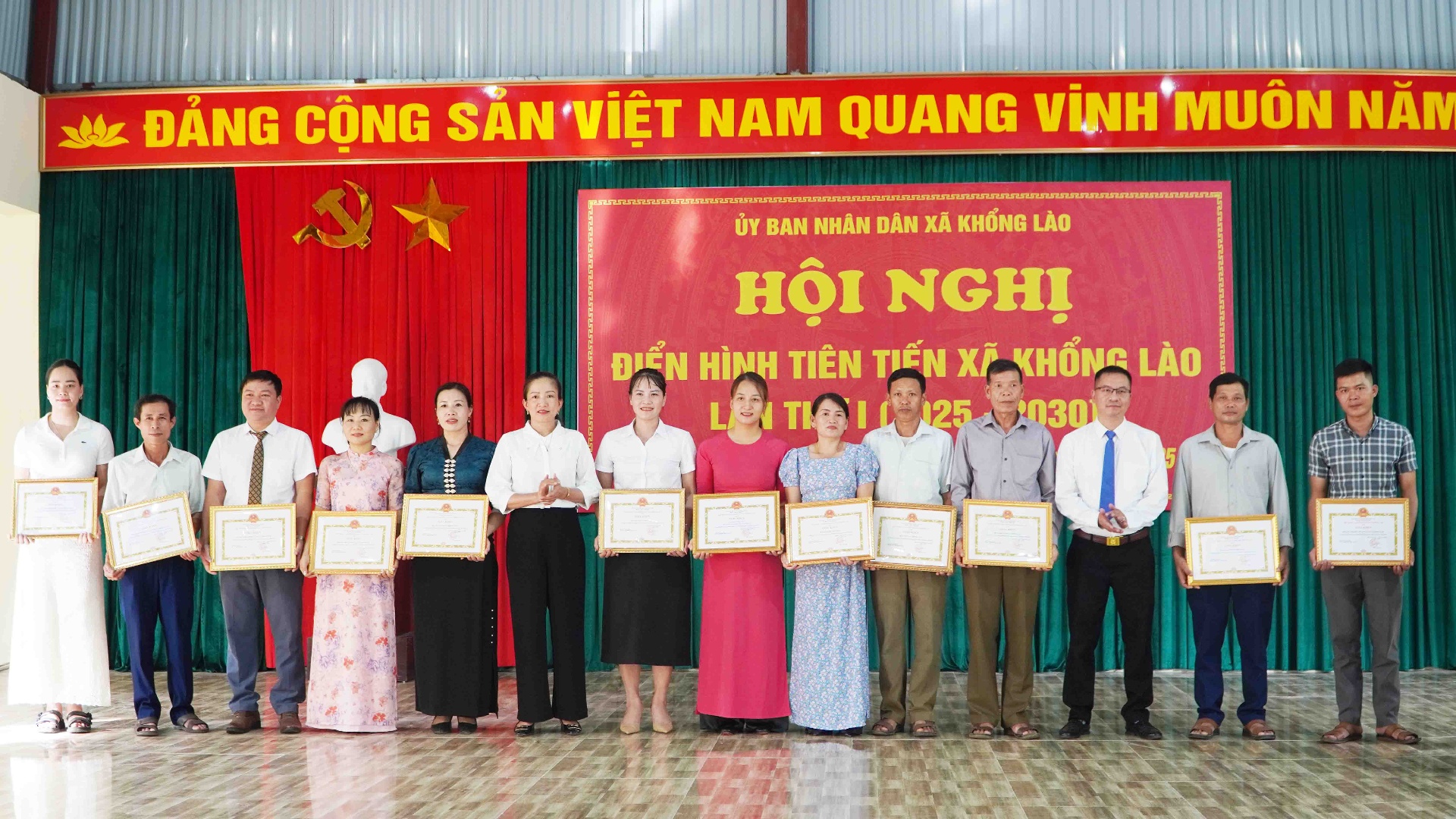 Lãnh đạo Đảng uỷ và UBND xã Khổng Lào tặng Giấy khen cho các tập thể điển hình tiên tiến trong phong trào thi đua yêu nước giai đoạn 2020-2025.