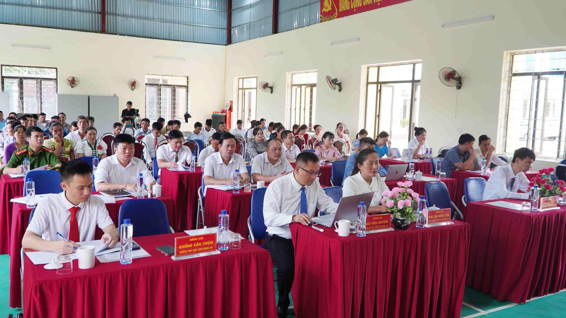 Các đại biểu dự hội nghị.