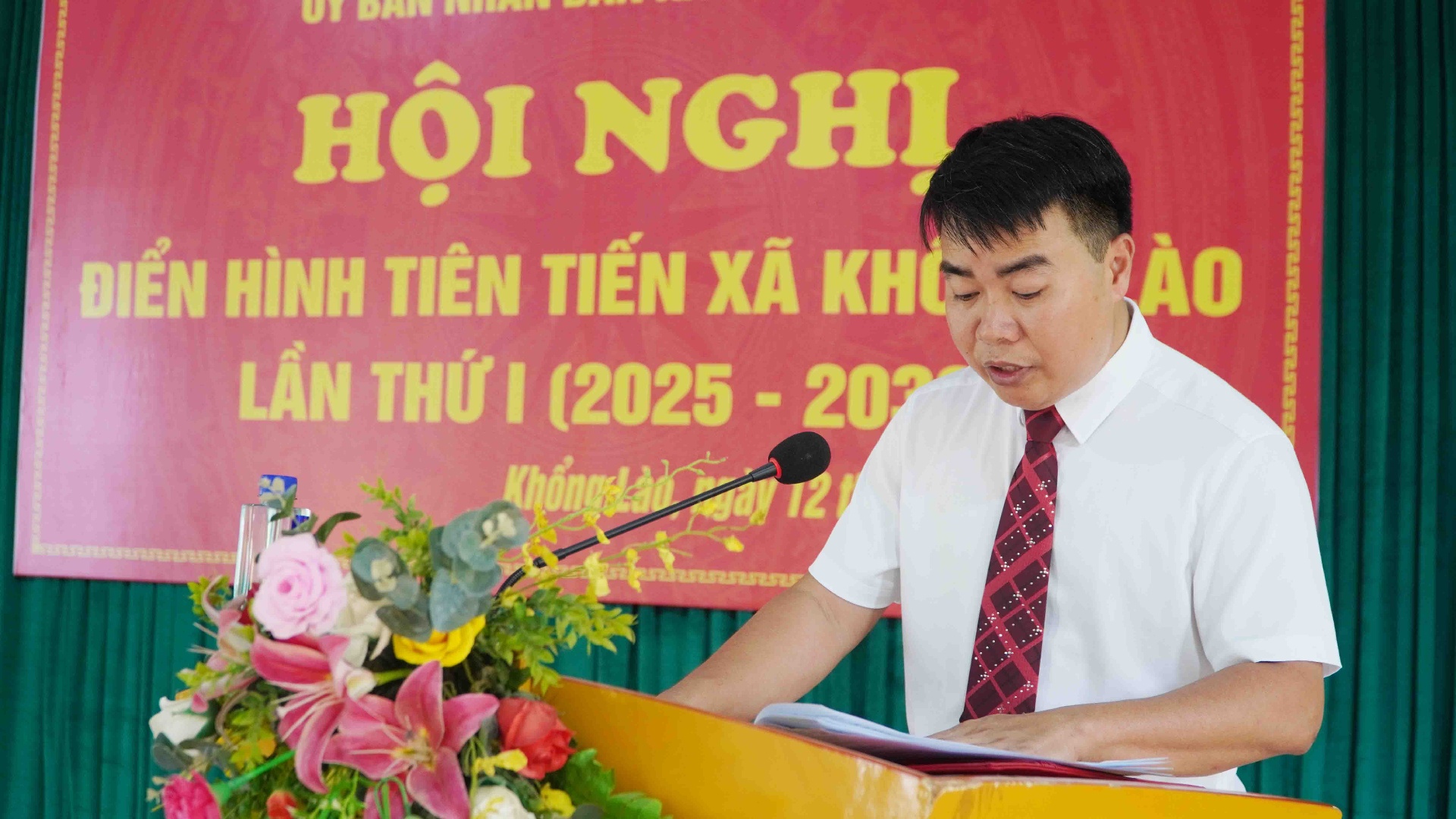 Lãnh đạo UBND xã Khổng Lào báo cáo kết quả thi đua giai đoạn 2020-2025.