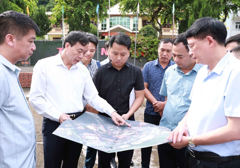 Chủ tịch UBND tỉnh Lê Văn Lương kiểm tra công tác chuẩn bị tổ chức Lễ khởi công Dự án đầu tư xây dựng Trường Phổ thông Nội trú Tiểu học và THCS Phong Thổ