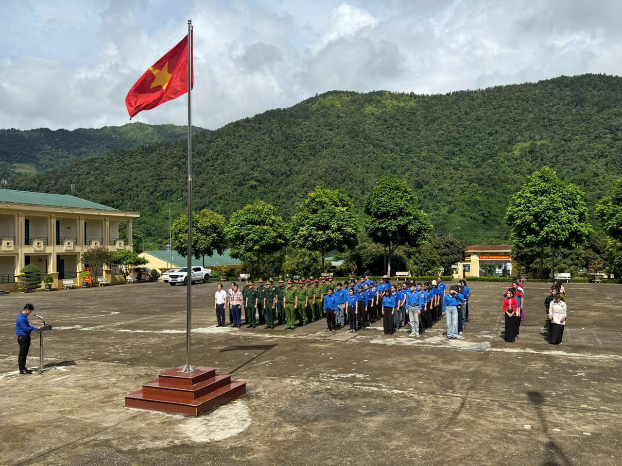 Ủy ban MTTQ Việt Nam xã, các đoàn thể chính trị - xã hội và lực lượng vũ trang trên địa bàn đã tổ chức Lễ chào cờ “Tôi yêu Tổ quốc tôi”