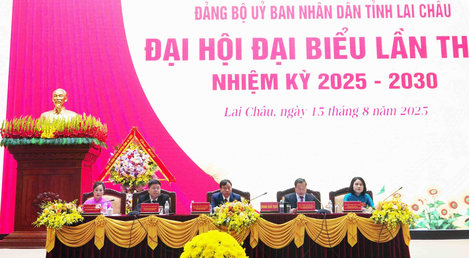Đoàn chủ tịch Đại hội.