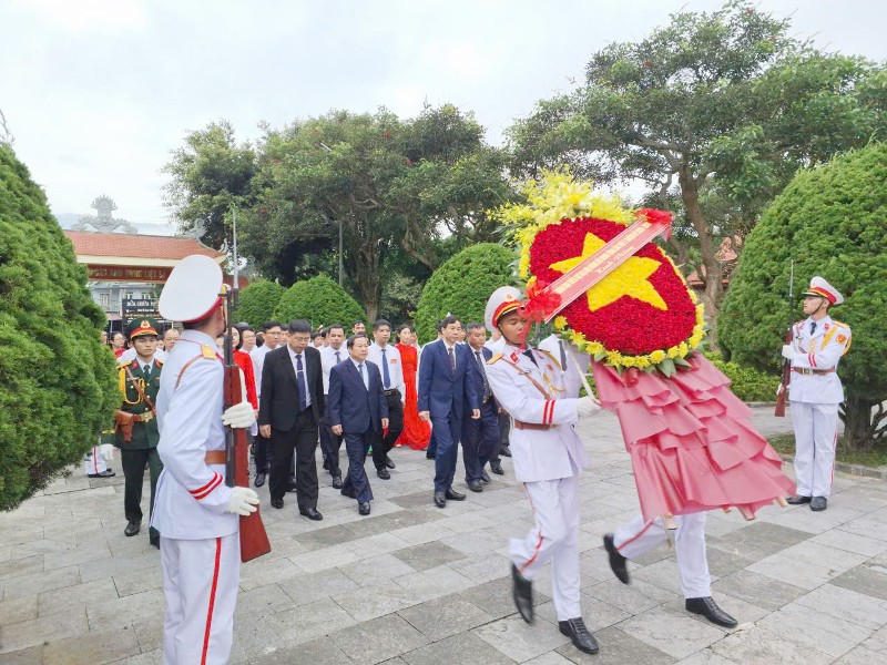 Đoàn Đại biểu dự Đại hội Đại biểu Đảng bộ Ủy ban Nhân dân tỉnh viếng Nghĩa trang liệt sĩ tỉnh