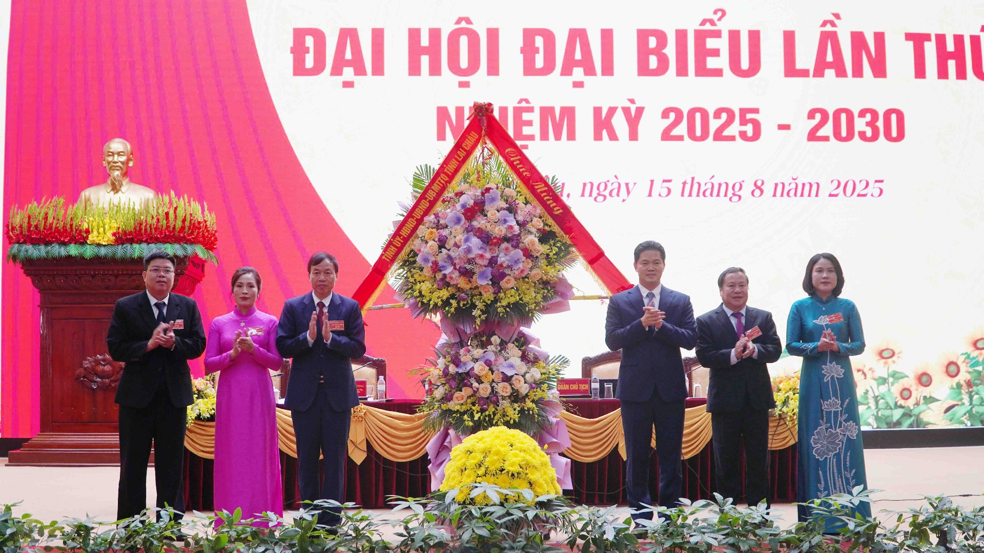 Đồng chí Vũ Mạnh Hà - Ủy viên dự khuyết Ban Chấp hành Trung ương Đảng, Phó Bí thư Thường trực Tỉnh ủy tặng hoa chúc mừng đại hội.