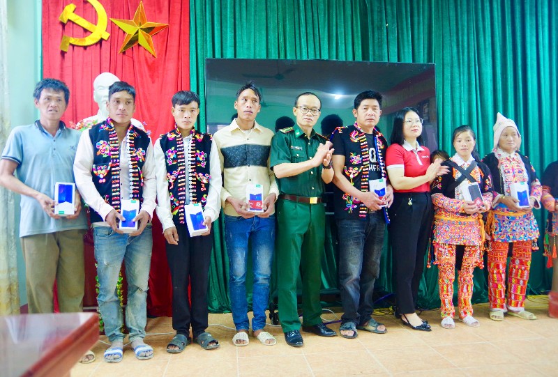 Tặng điện thoại, quà cho hộ nghèo