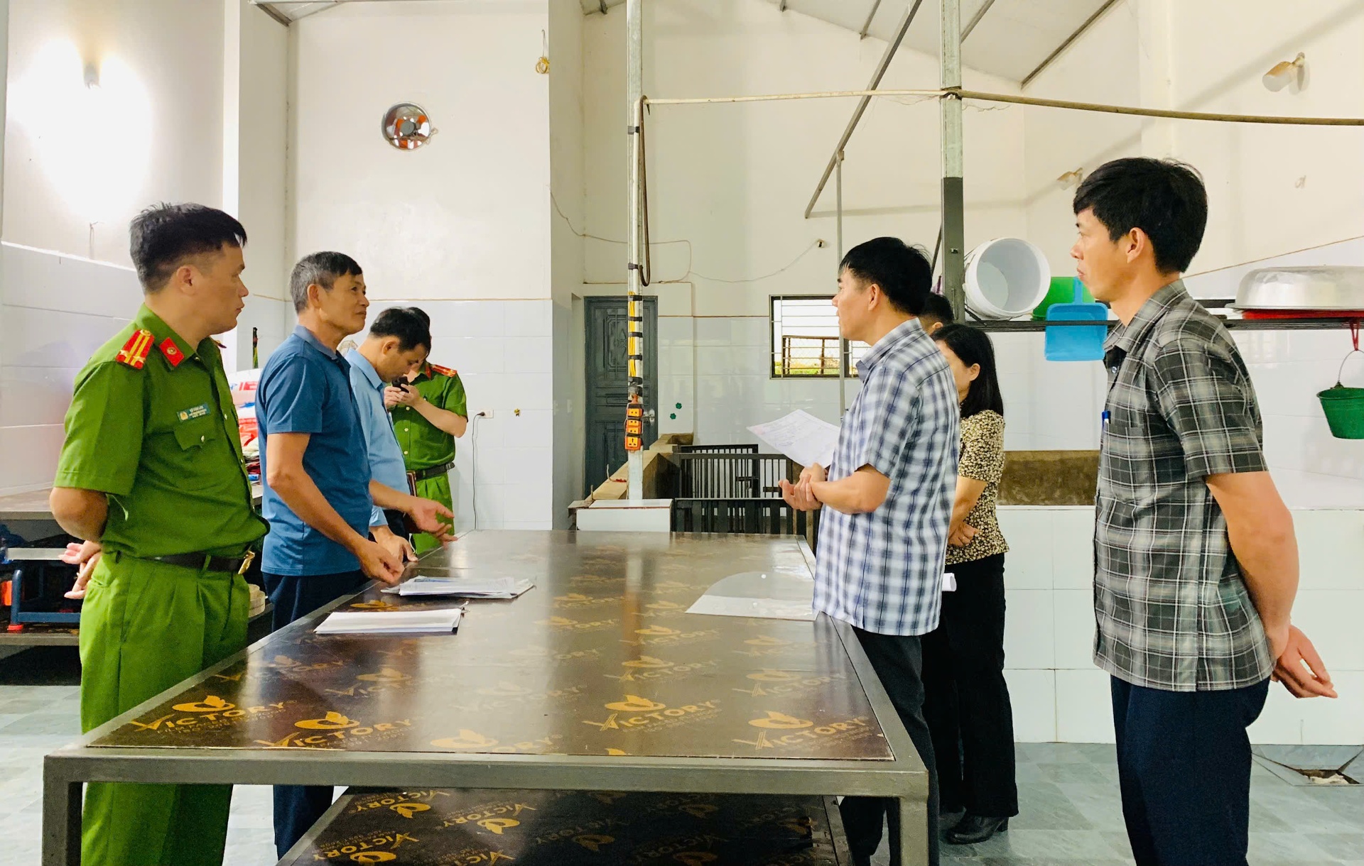 Đoàn công tác kiểm tra tình hình thực tế tại cơ sở.