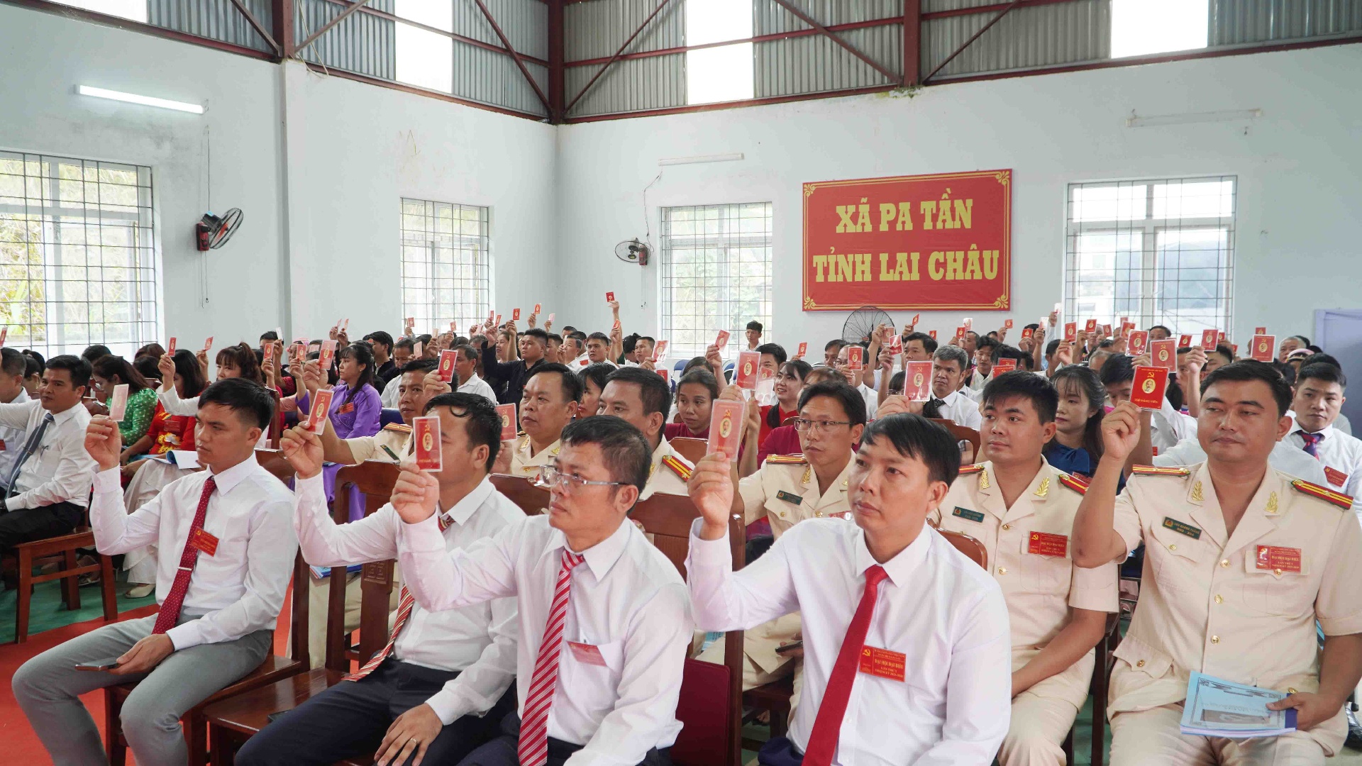 Các đại biểu biểu quyết thông qua Nghị quyết Đại hội.