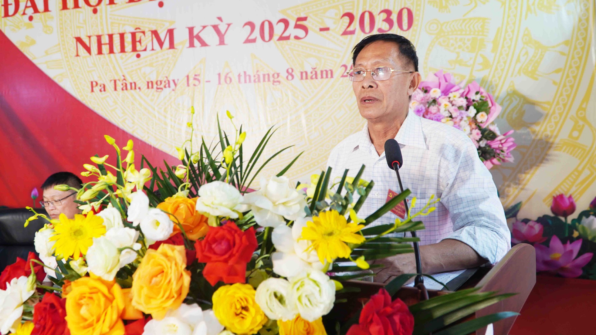  Ông Sìn Văn Túng, nguyên lãnh đạo xã Pa Tần phát biểu tham luận tại Đại hội.