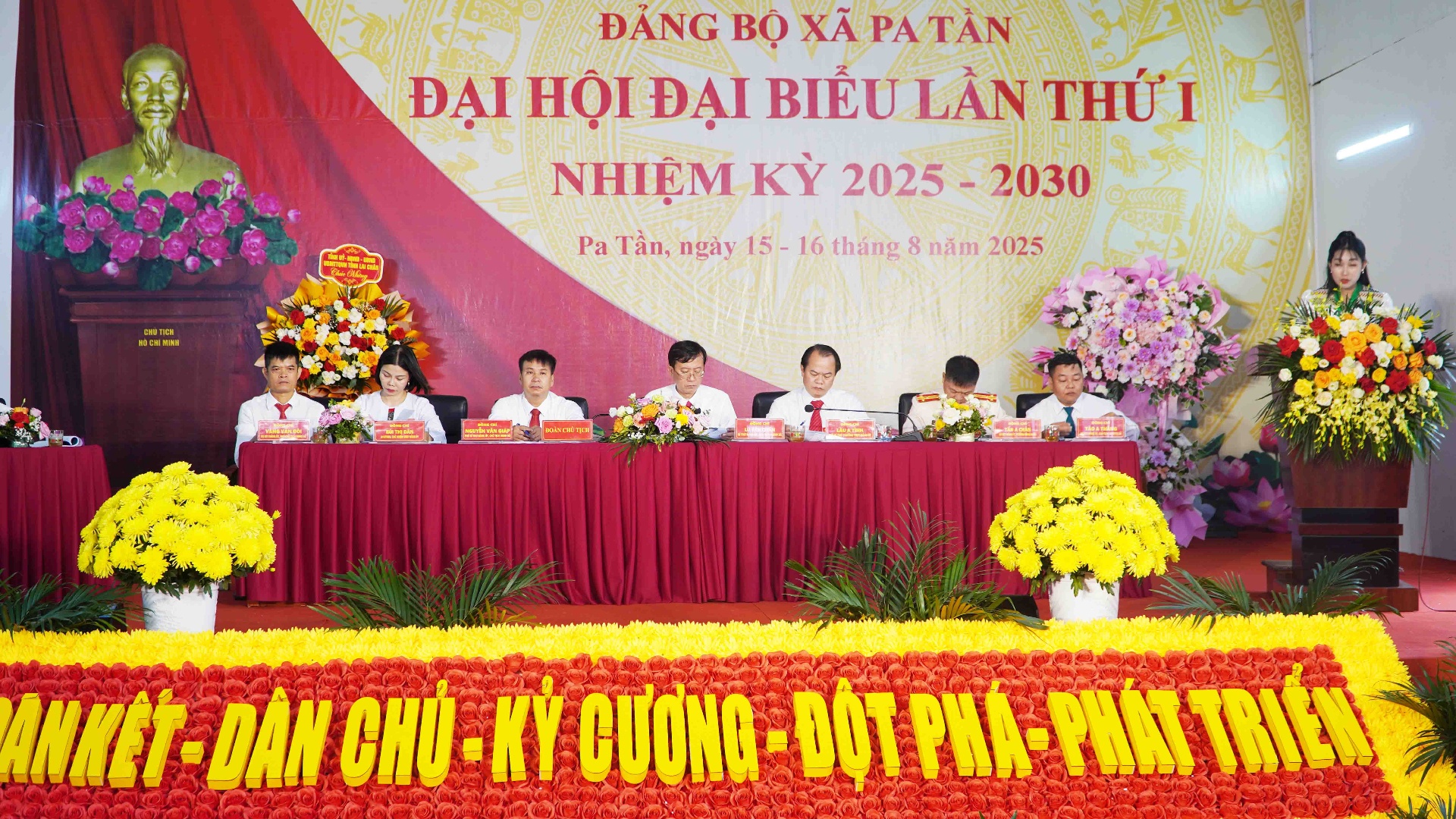 Đoàn chủ tịch Đại hội.