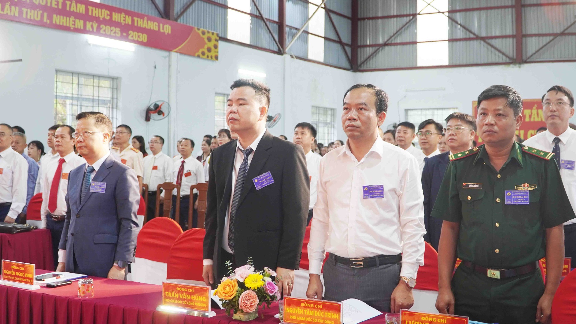 : Các đại biểu thực hiện nghi thức chào cờ trước Đại hội.