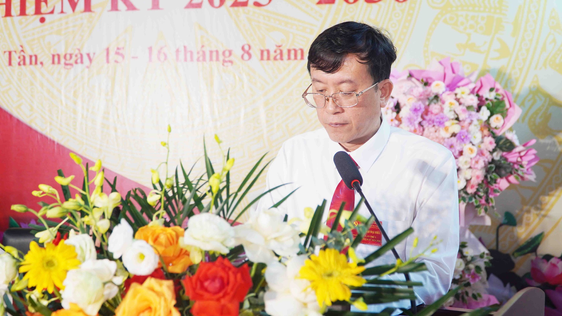 Đồng chí Lù Văn Quân - Bí thư Đảng uỷ, Chủ tịch HĐND xã phát biểu tại Đại hội.