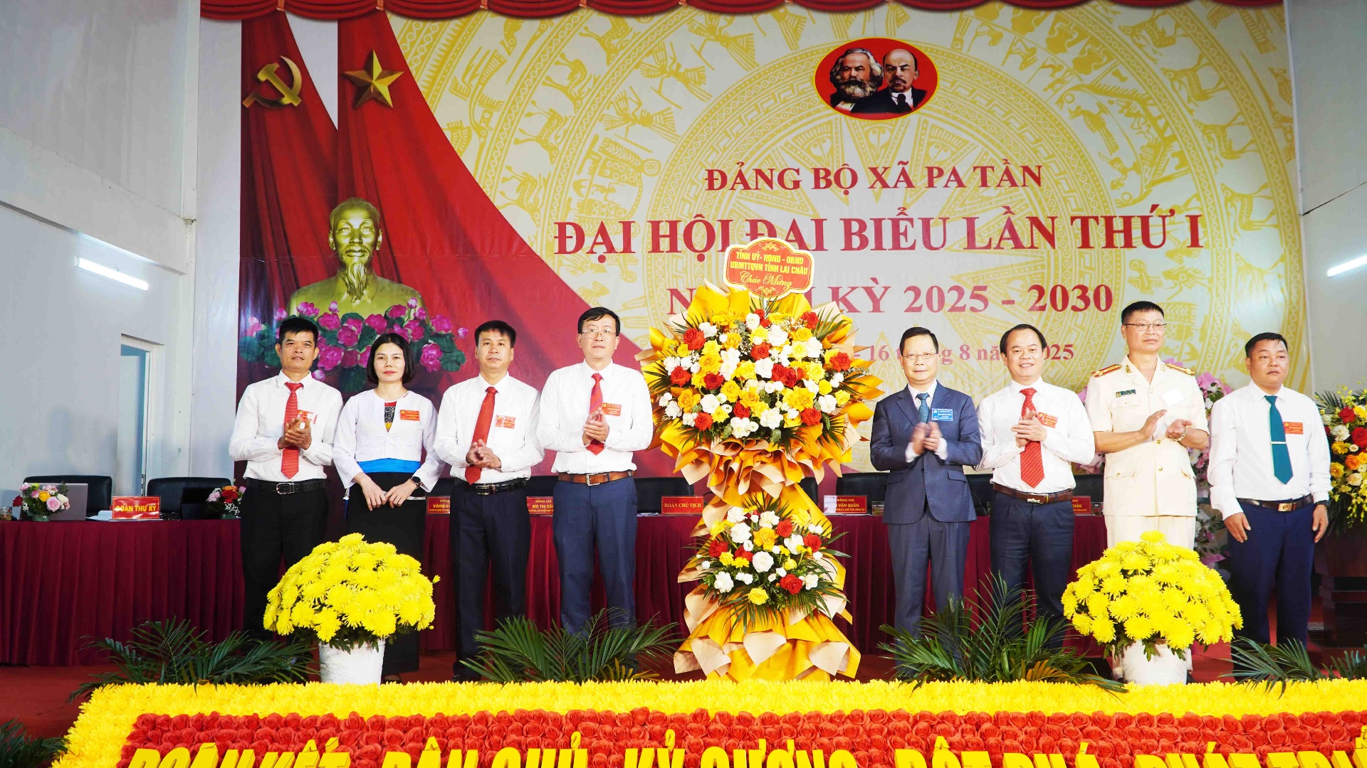 Đồng chí Nguyễn Ngọc Vinh – Uỷ viên Ban Thường vụ, Chủ nhiệm Uỷ ban Kiểm tra Tỉnh uỷ tặng hoa chúc mừng Đại hội.