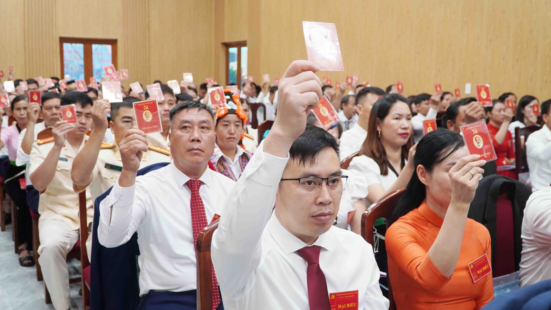 Các đại biểu biểu quyết thông qua các nghị quyết tại đại hội.