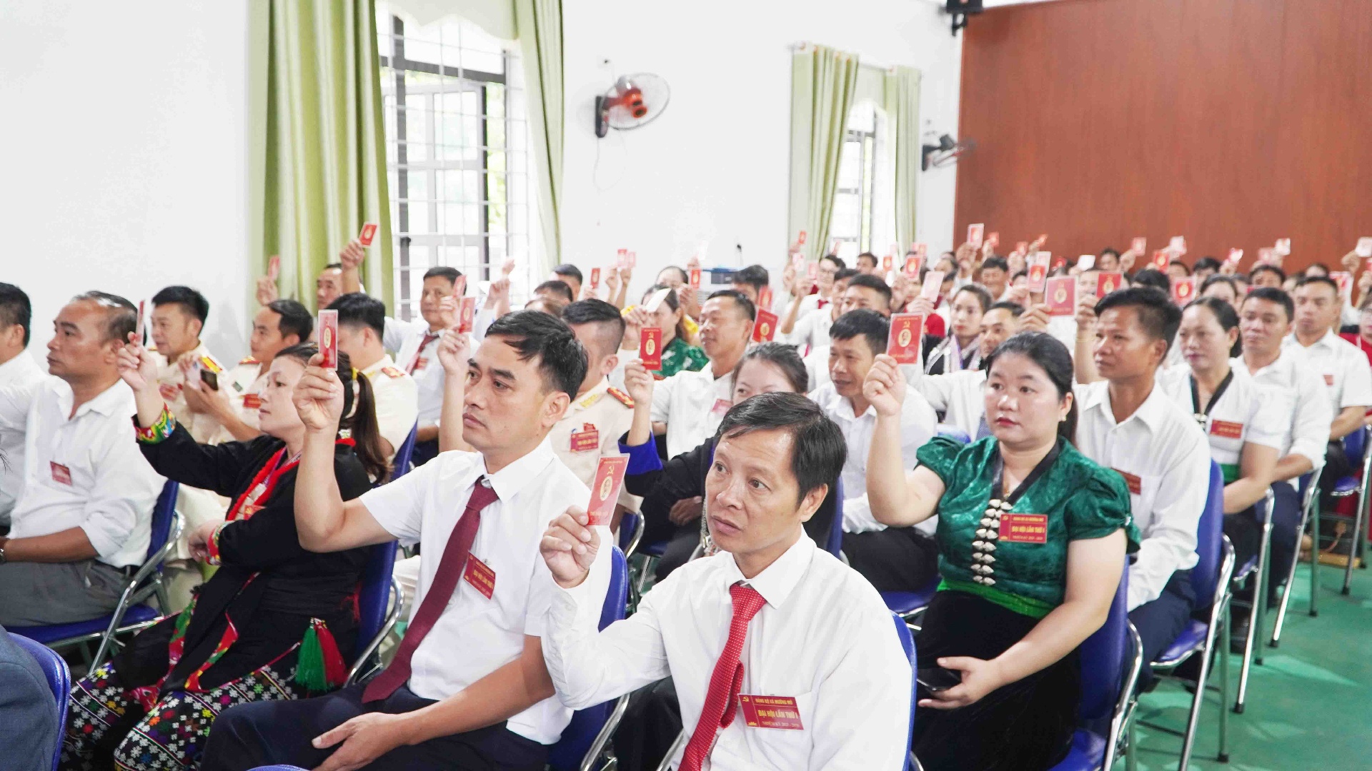Các đại biểu biểu quyết thông qua các nghị quyết tại đại hội.