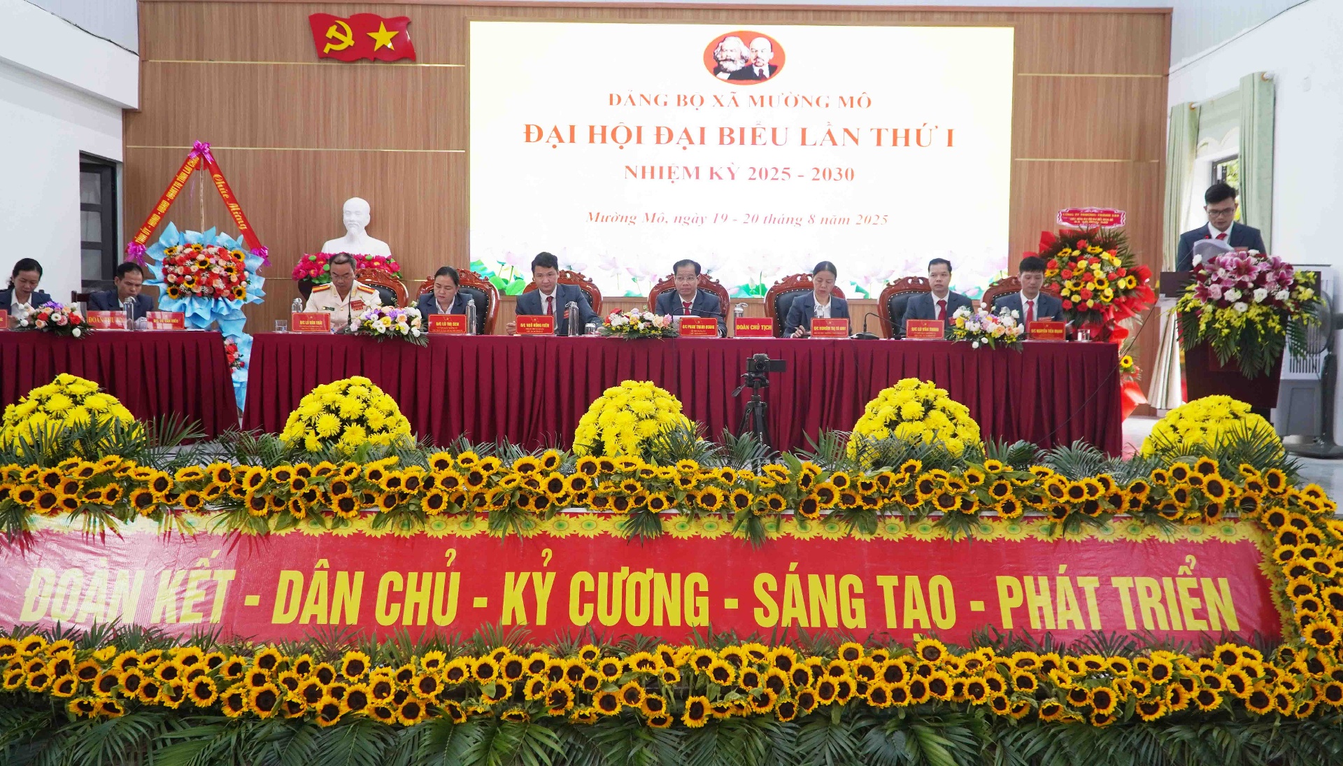 Đoàn chủ tịch đại hội.