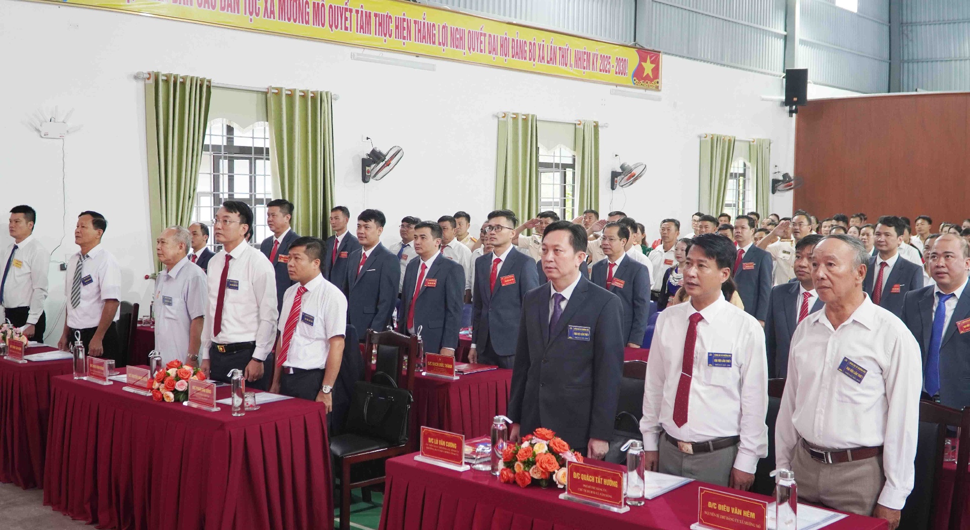 Các đại biểu thực hiện nghi thức chào cờ trước đại hội.