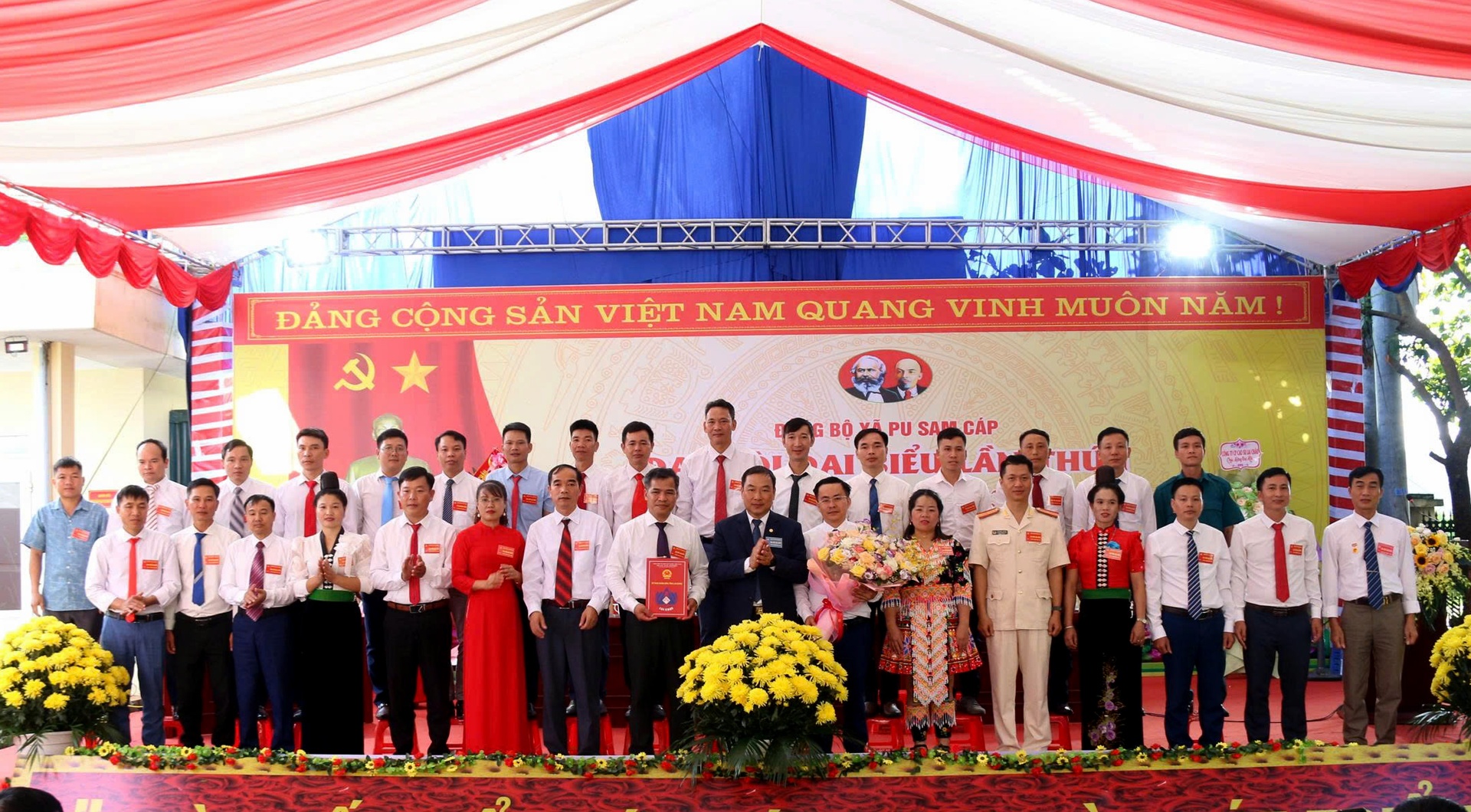 Đồng chí Tống Thanh Bình - Ủy viên Ban Thường vụ Tỉnh ủy, Bí thư, Chủ tịch HĐND phường Đoàn Kết chúc mừng Ban Chấp hành khóa mới ra mắt.