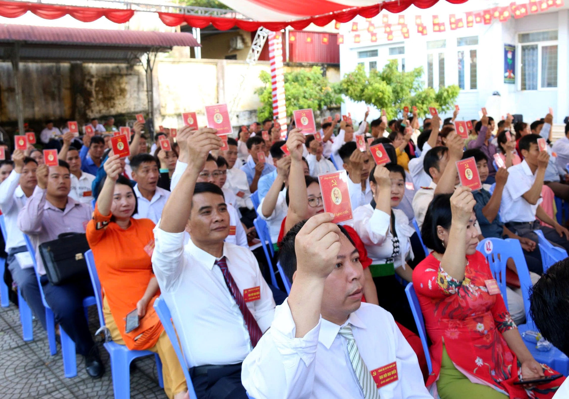 Các đại biểu biểu quyết thông qua Nghị quyết Đại hội.