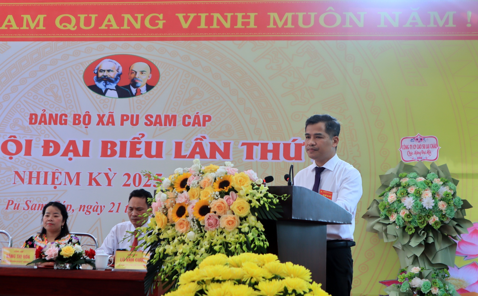 Đồng chí Bùi Văn Tuấn - Bí thư, Chủ tịch HĐND xã Pu Sam Cáp phát biểu khai mạc đại hội.  