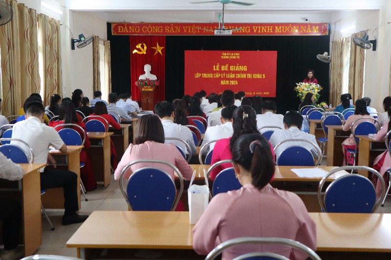 Bế giảng lớp Trung cấp lý luận chính trị khóa 5 năm 2024