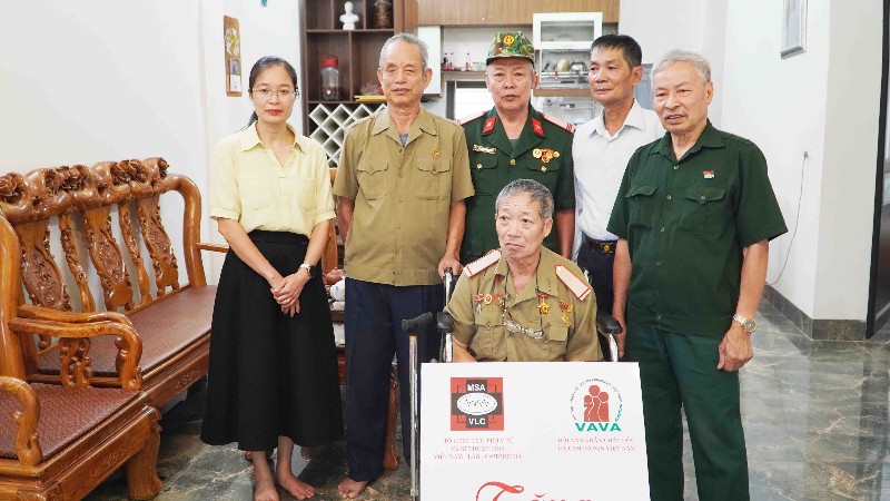 Hội Nạn nhân chất độc da cam/dioxin tỉnh trao xe lăn cho hội viên