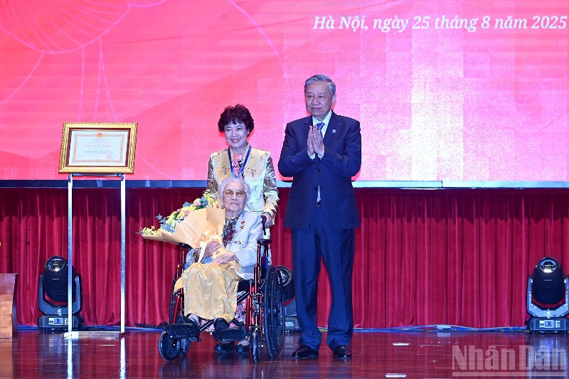 Tổng Bí thư Tô Lâm trao danh hiệu AHLĐ cho nguyên Phó Chủ tịch nước Nguyễn Thị Bình