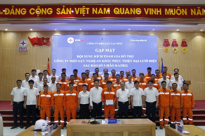 Gặp mặt Đội xung kích tham gia hỗ trợ Công ty Điện lực Nghệ An khắc phục thiệt hại lưới điện sau bão số 5