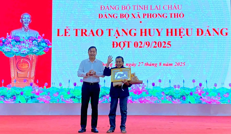 Trao tặng Huy hiệu Đảng đợt 2/9