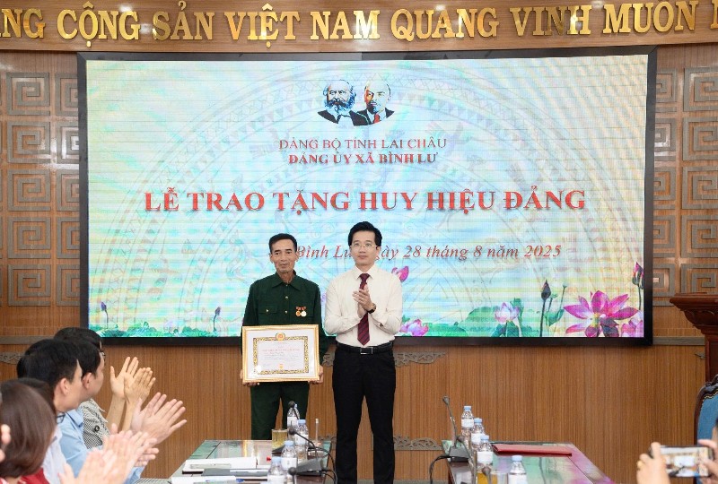 Đảng ủy xã Bình Lư: Trao huy hiệu 45 năm tuổi Đảng cho đảng viên