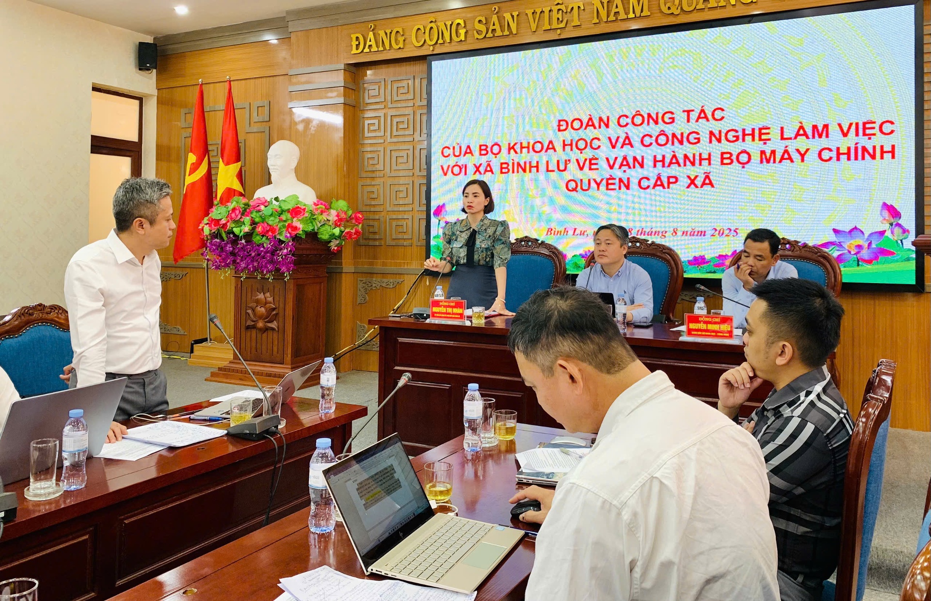 Đại diện lãnh đạo UBND xã Bình Lư phát biểu tại buổi làm việc.