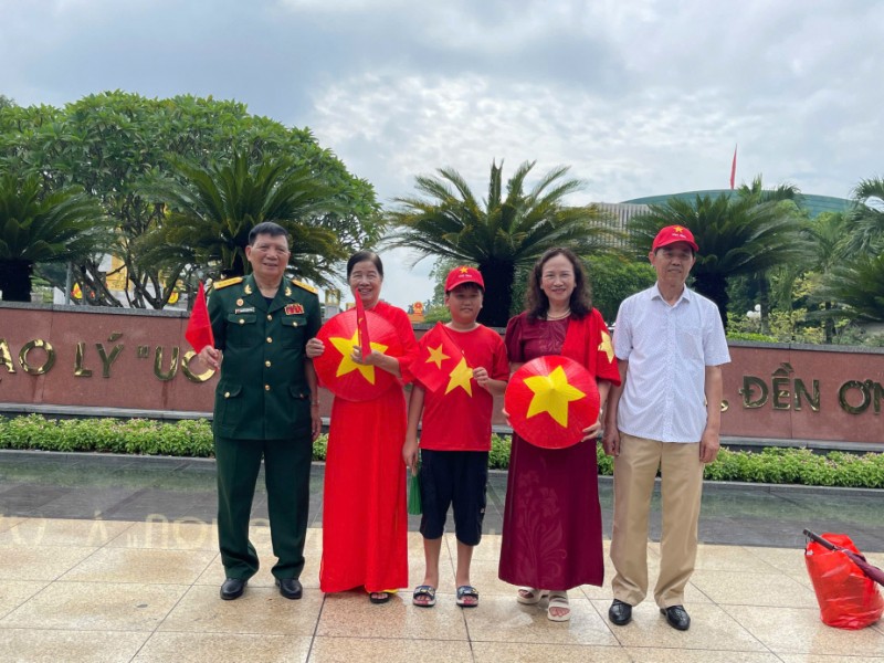Những cựu chiến binh xúc động giữa rừng cờ, hoa chờ xem diễu binh, diễu hành