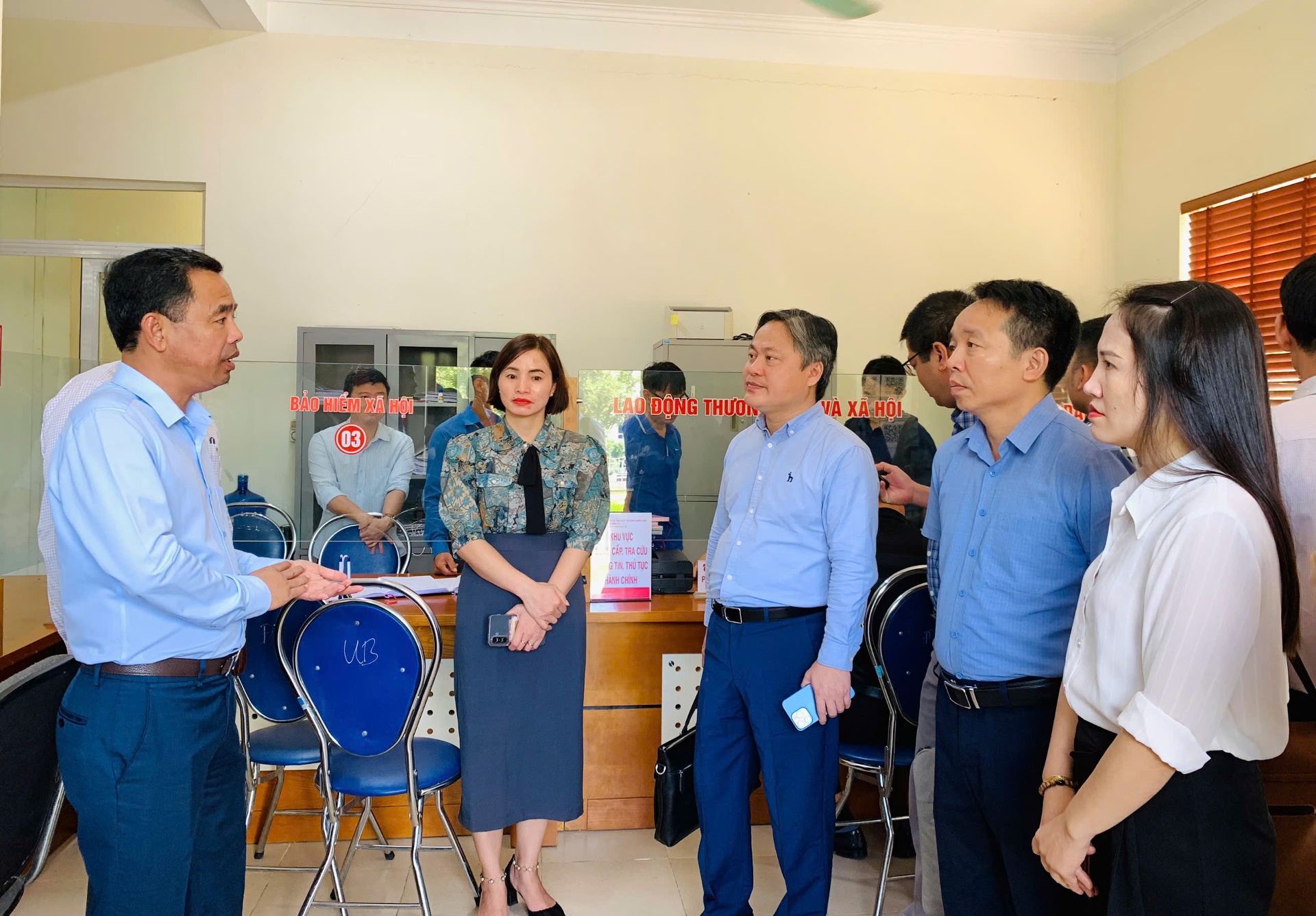 Đoàn kiểm tra tại Trung tâm Phục vụ hành chính công xã Bình Lư.