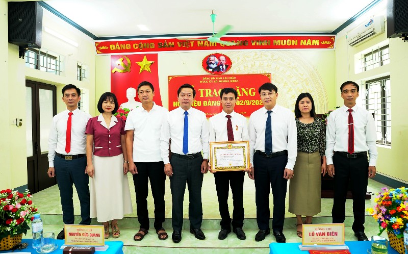 Đảng ủy các xã Pa Ủ, Mường Khoa: Trao huy hiệu 30 năm tuổi Đảng cho đảng viên