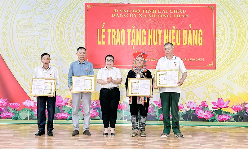 Đảng ủy xã Mường Than: Trao tặng Huy hiệu Đảng đợt 2/9