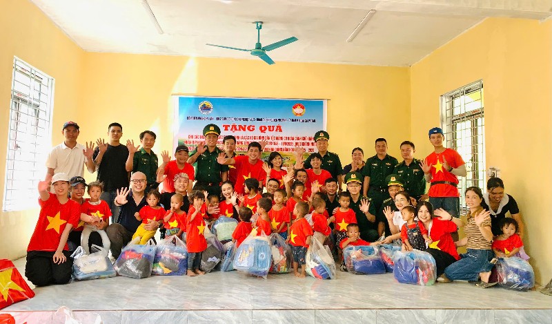 Thăm hỏi, tặng quà học sinh và đồng bào xã Pa Tần