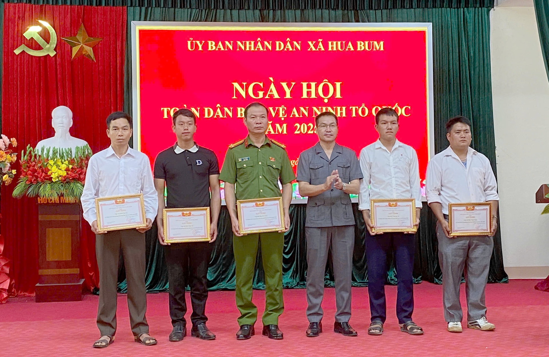 Đồng chí Phan Văn Cốc - Bí thư Đảng ủy, Chủ tịch HĐND xã Hua Bum tăng Giấy khen cho các tập thể. 
