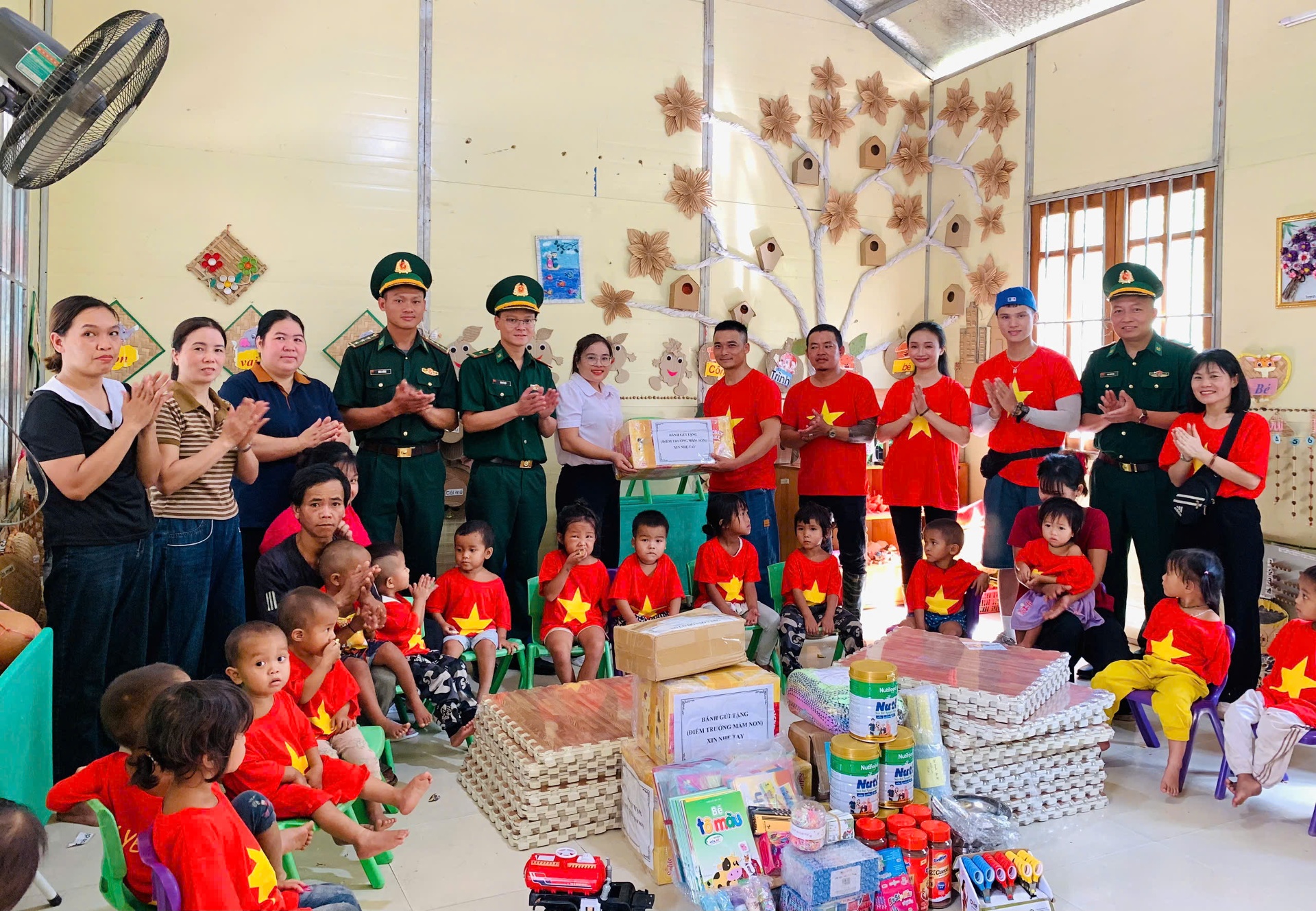 Đại diện Đồn Biên phòng Pa Tần tặng quà cho các em học sinh Trường Phổ thông dân tộc Bán trú Tiểu học Pa Tần.